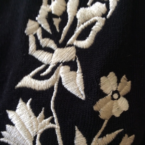 Pretty INC Black Sweater with Ivory Embroidery M - Picture 6 of 8